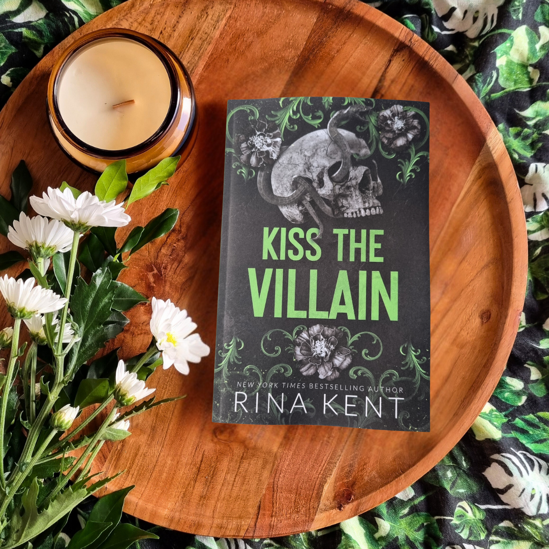 Kiss the Villain (Villain #1)